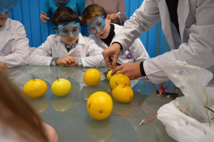 Scoala-altfel-696x463